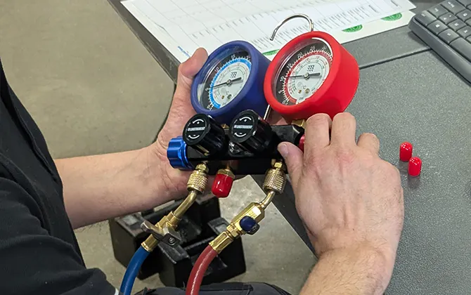 Analogique ou digital ? Guide pratique pour sélectionner le manifold HVAC-R idéal : robustesse, connectivité, base de fluides et précision de mesure.